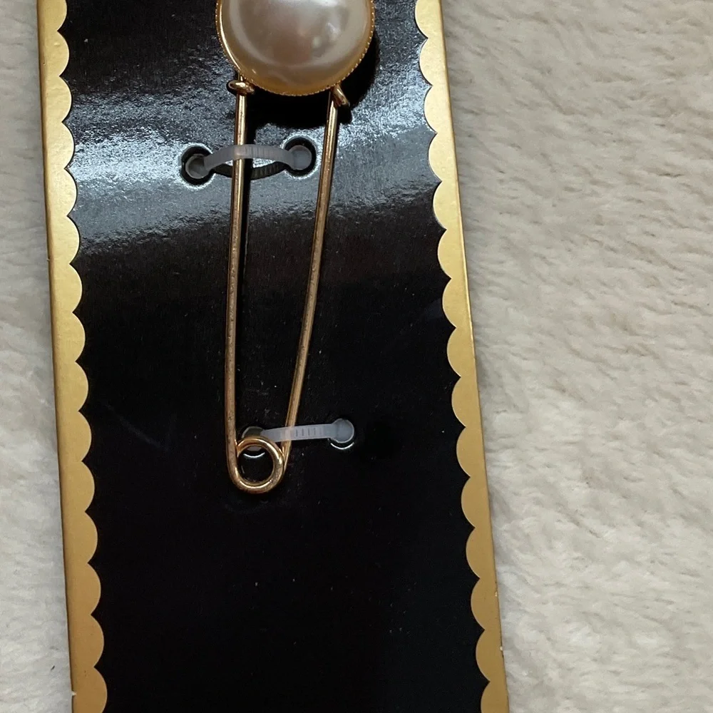 Pearl Elegant Gold and Cream Brooch